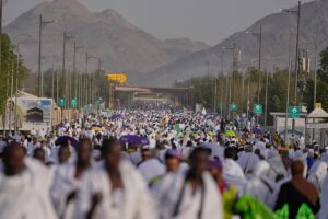 Saudi-Arabien: Der Hadsch 2026 erreicht seinen spirituellen Höhepunkt, als sich Millionen muslimischer Pilger versammeln. Saudi-Arabien trat am 26. Mai in die bedeutendste Phase des Hadsch 2026 ein, als sich Millionen weiß gekleidete Pilger am Berg Arafat in der Nähe von Mekka versammelten und die Kaaba in der Großen Moschee umrundeten. 26.05.2026