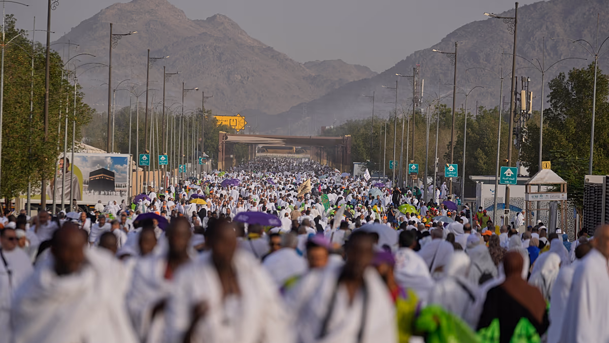 Saudi-Arabien: Der Hadsch 2026 erreicht seinen spirituellen Höhepunkt, als sich Millionen muslimischer Pilger versammeln. Saudi-Arabien trat am 26. Mai in die bedeutendste Phase des Hadsch 2026 ein, als sich Millionen weiß gekleidete Pilger am Berg Arafat in der Nähe von Mekka versammelten und die Kaaba in der Großen Moschee umrundeten. 26.05.2026