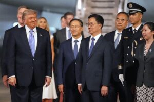 Trump kommt zu einem entscheidenden Gipfel in Peking an und wird von Vizepräsident Han begrüßt