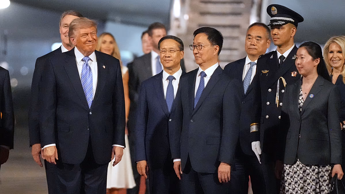 Trump kommt zu einem entscheidenden Gipfel in Peking an und wird von Vizepräsident Han begrüßt