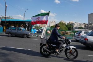 Trump verschärft die US-Seeblockade, während der iranische Rial auf ein Rekordtief fällt