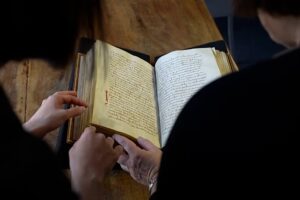 Verschollenes Manuskript aus dem 9. Jahrhundert mit dem frühesten englischen Gedicht, das in einer Bibliothek in Rom gefunden wurde