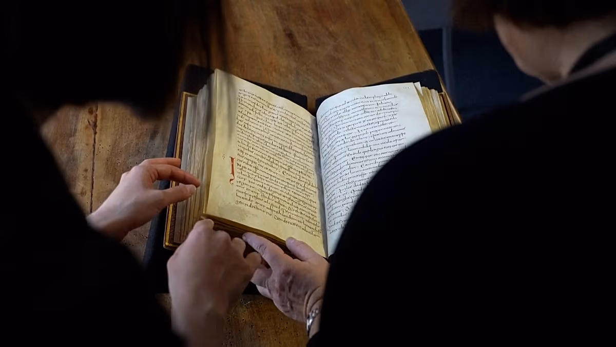 Verschollenes Manuskript aus dem 9. Jahrhundert mit dem frühesten englischen Gedicht, das in einer Bibliothek in Rom gefunden wurde
