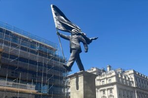 Von der Flagge geblendet: Banksy bestätigt, dass die neue Statue in London sein Werk ist