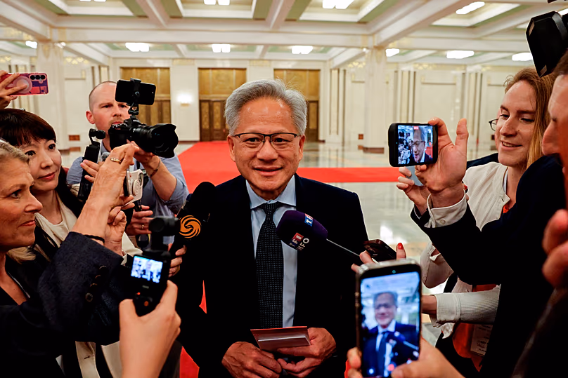 Jensen Huang, CEO von Nvidia, spricht mit den Medien, während er am 14. Mai 2026 an einem Treffen mit dem chinesischen Ministerpräsidenten Li Qiang und anderen US-Wirtschaftsvertretern in Peking teilnimmt