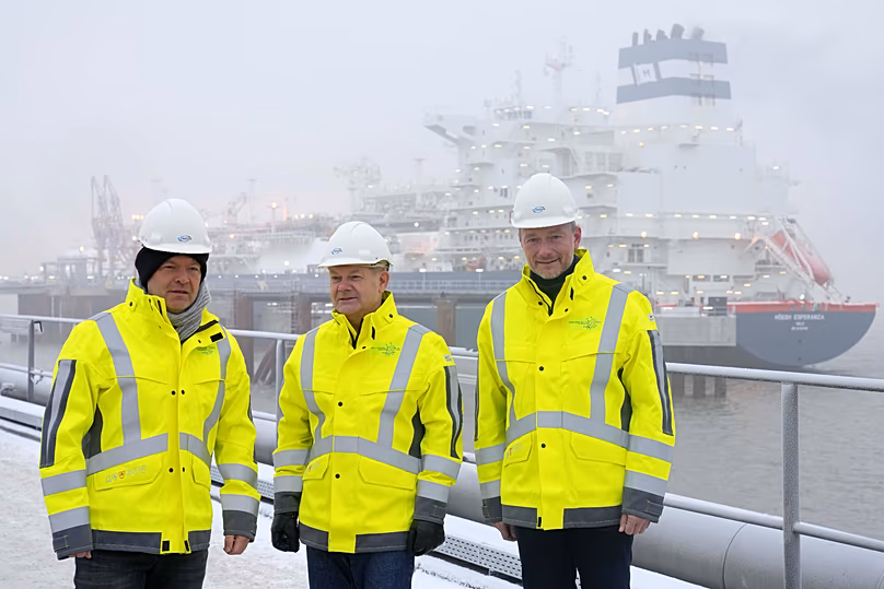 DATEI. Der ehemalige deutsche Bundeskanzler Olaf Scholz posiert vor dem schwimmenden LNG-Terminal „Hoegh Esperanza“ während der Eröffnung in Wilhelmshaven, Deutschland, Dezember 2022