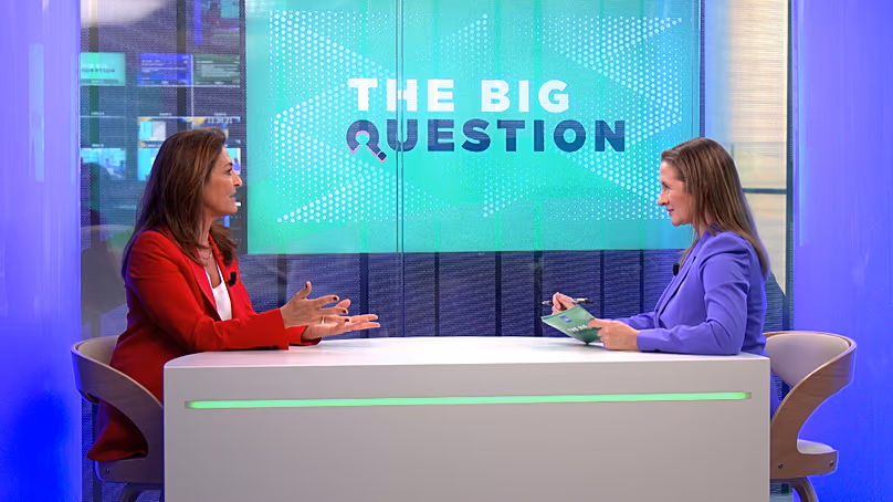 Estelle Fruchet, GM Frankreich bei Shionogi Europe, begleitete Angela Barnes für die neueste Folge von The Big Question im Studio.