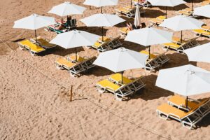 „Sonnenbank-Kriege“: Deutscher Tourist gewinnt 900-Euro-Auszahlung, nachdem ein Handtuchwurf um 6 Uhr den griechischen Urlaub ruiniert hat
