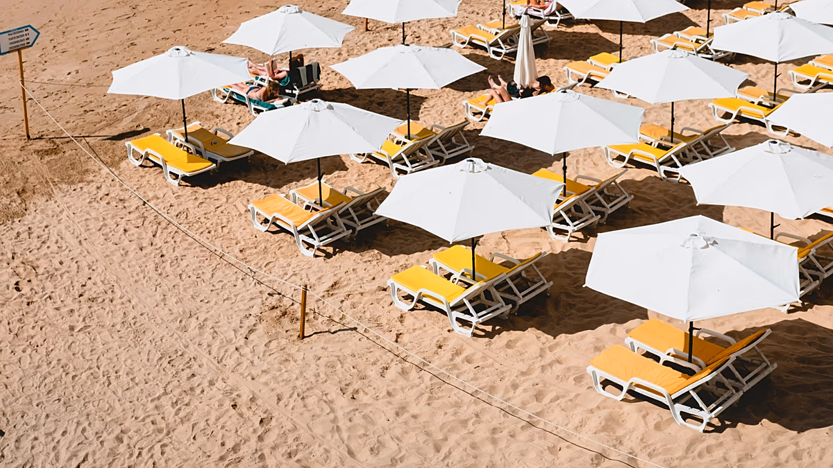 „Sonnenbank-Kriege“: Deutscher Tourist gewinnt 900-Euro-Auszahlung, nachdem ein Handtuchwurf um 6 Uhr den griechischen Urlaub ruiniert hat