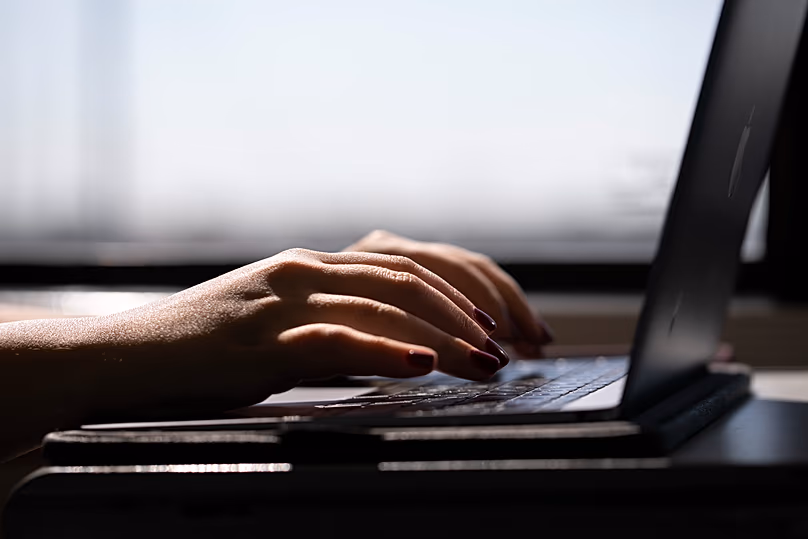 DATEI – Das Foto vom 18. Mai 2021 zeigt eine Frau, die in einem Zug in New Jersey auf einem Laptop tippt. 