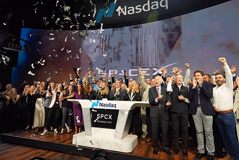 SpaceX-Mitarbeiter feiern am 12. Juni 2026 im Rahmen einer Glockenzeremonie zum Börsengang von SpaceX auf der Nasdaq MarketSite in New York