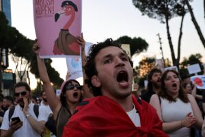 Albanien: Tausende demonstrieren am 12. Tag der Proteste gegen das mit Trump verbundene Resort