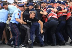 Albanien: Vierter Tag der Unruhen, da mit Trump verbundenes Resort Proteste auslöst Am vierten Tag in Folge kam es am 3. Juni im Zentrum von Tirana zu Zusammenstößen zwischen Demonstranten und der Polizei wegen eines Luxusresortprojekts, das mit der Familie Trump in Verbindung steht. 04.06.2026