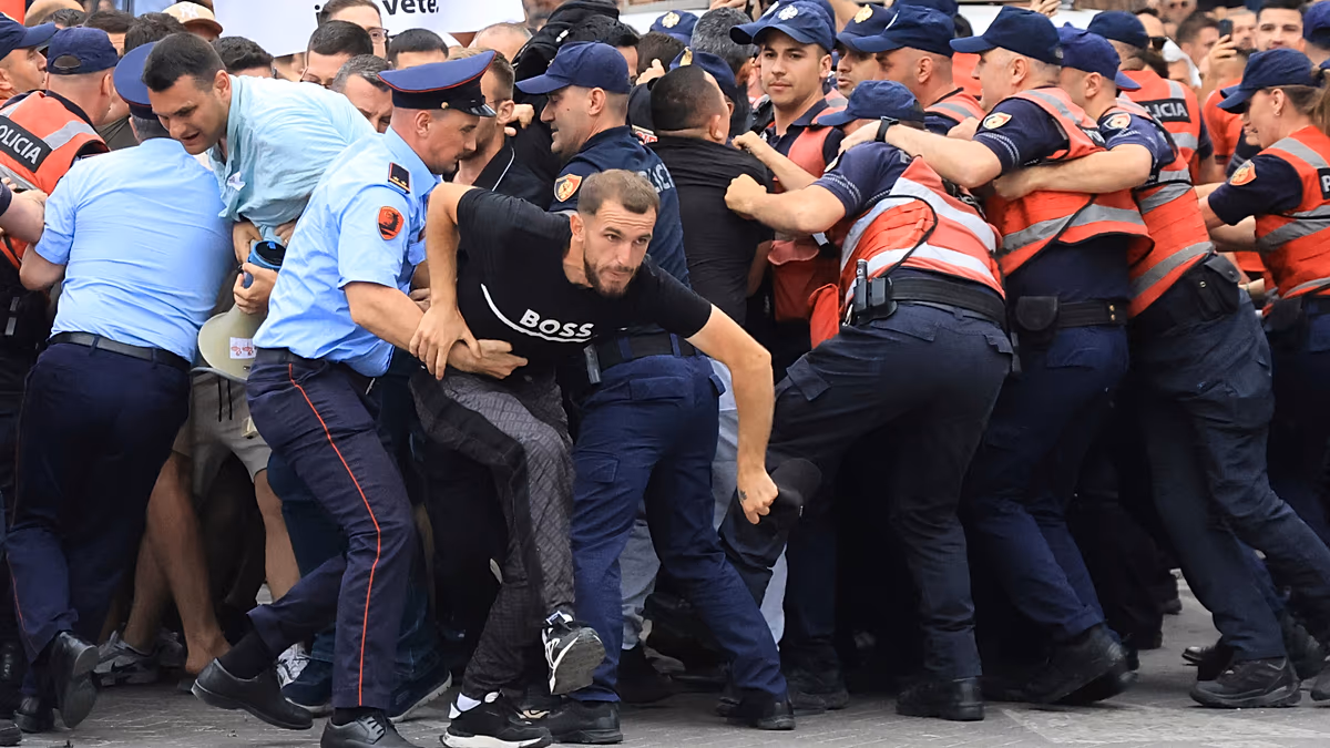 Albanien: Vierter Tag der Unruhen, da mit Trump verbundenes Resort Proteste auslöst Am vierten Tag in Folge kam es am 3. Juni im Zentrum von Tirana zu Zusammenstößen zwischen Demonstranten und der Polizei wegen eines Luxusresortprojekts, das mit der Familie Trump in Verbindung steht. 04.06.2026
