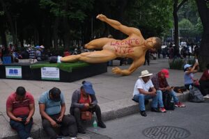 Bei Protesten in Mexiko-Stadt wurden Statuen von WM-Spielern umgestürzt. Lehrer in Mexiko-Stadt ließen bei Protesten gegen Gehälter und Reformen Fußballstatuen umstürzen, was die Spannungen vor der Eröffnung der Fußball-Weltmeisterschaft im nächsten Monat erhöhte. 04.06.2026