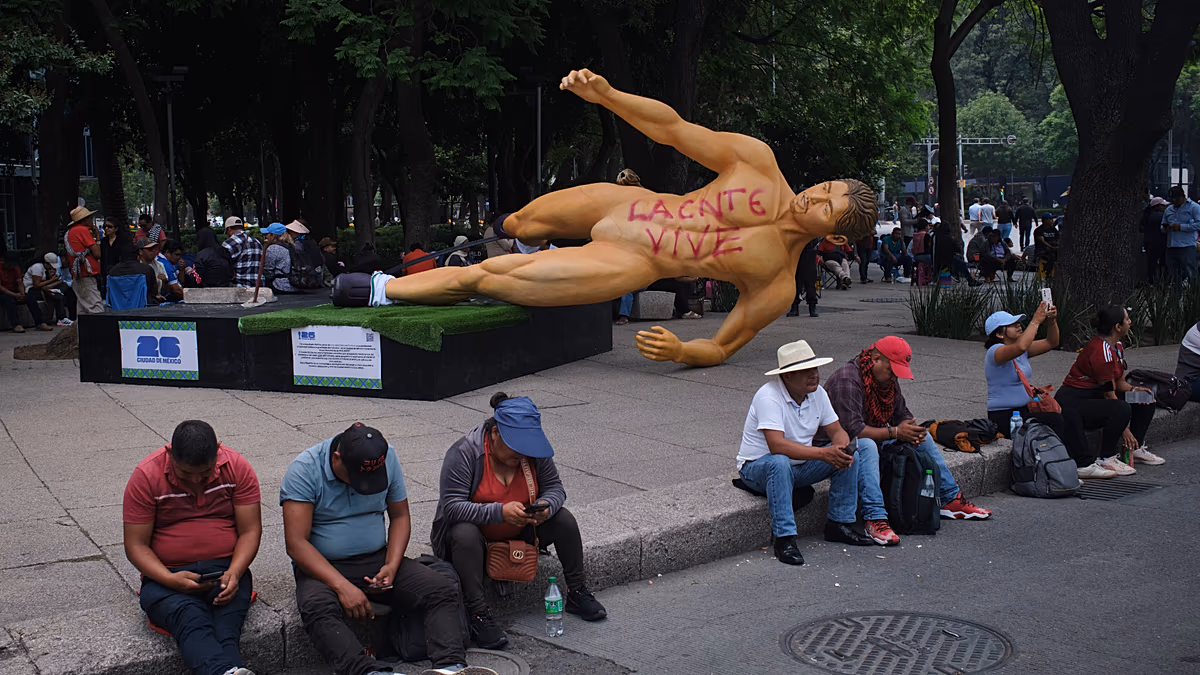 Bei Protesten in Mexiko-Stadt wurden Statuen von WM-Spielern umgestürzt. Lehrer in Mexiko-Stadt ließen bei Protesten gegen Gehälter und Reformen Fußballstatuen umstürzen, was die Spannungen vor der Eröffnung der Fußball-Weltmeisterschaft im nächsten Monat erhöhte. 04.06.2026