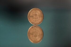 Bitcoin fällt auf 61.000 US-Dollar und ist diesen Monat um mehr als 25 % gesunken, da Langzeitinhaber verkaufen