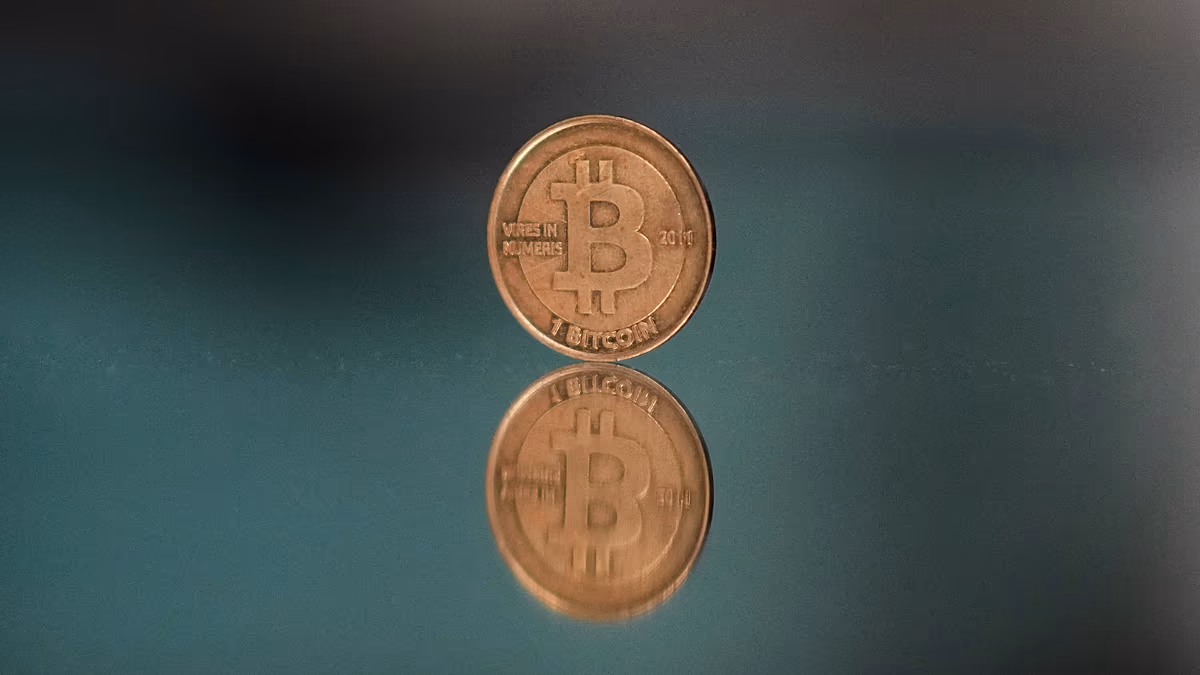 Bitcoin fällt auf 61.000 US-Dollar und ist diesen Monat um mehr als 25 % gesunken, da Langzeitinhaber verkaufen