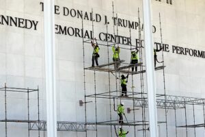 Bundesrichter lehnt Versuch ab, die Entfernung von Trumps Namen aus dem Kennedy Center-Gebäude zu stoppen