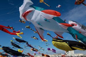 Das größte Drachenfest der Welt füllt den dänischen Himmel mit 25.000 Drachen. Tausende versammeln sich beim Fano International Kite Festival in Dänemark, während riesige Drachen, Wale und Krakendrachen den Himmel über der Küste füllen. 22.06.2026