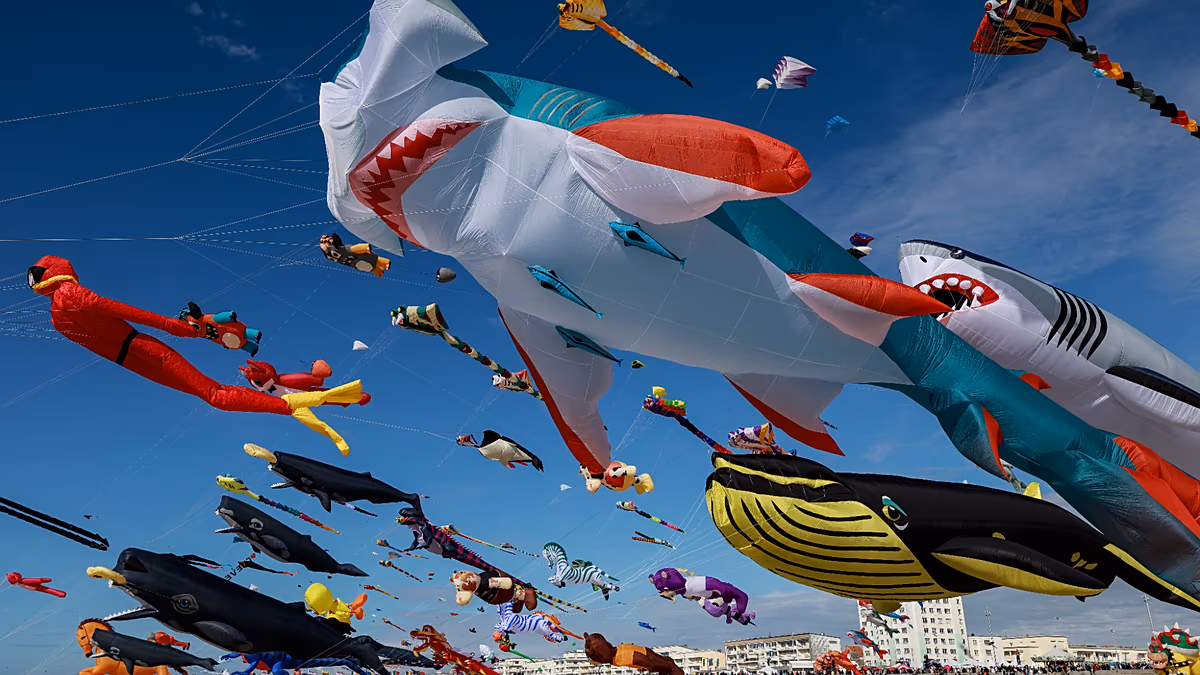 Das größte Drachenfest der Welt füllt den dänischen Himmel mit 25.000 Drachen. Tausende versammeln sich beim Fano International Kite Festival in Dänemark, während riesige Drachen, Wale und Krakendrachen den Himmel über der Küste füllen. 22.06.2026