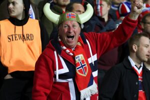 Das norwegische Parlament führt einen viralen Viking-Streit aus, um die WM-Mannschaft zu unterstützen