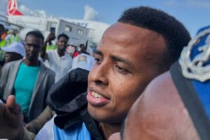 Der somalische WM-Schiedsrichter Omar Artan wird zu Hause herzlich willkommen geheißen, nachdem ihm die Einreise in die USA verweigert wurde