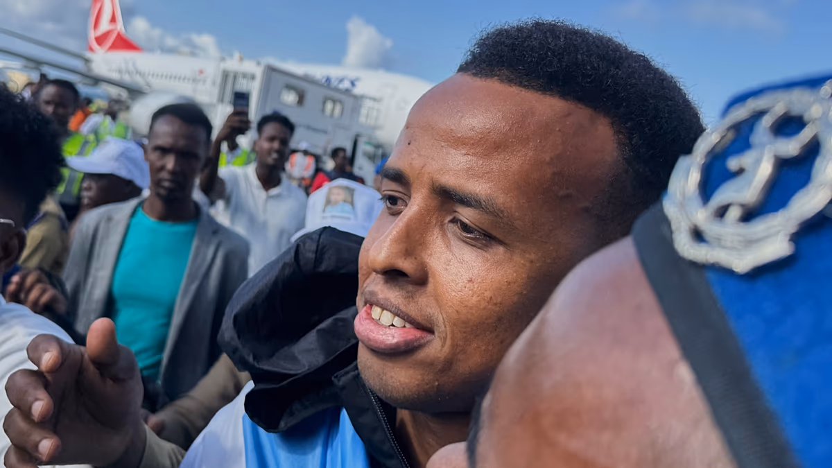 Der somalische WM-Schiedsrichter Omar Artan wird zu Hause herzlich willkommen geheißen, nachdem ihm die Einreise in die USA verweigert wurde