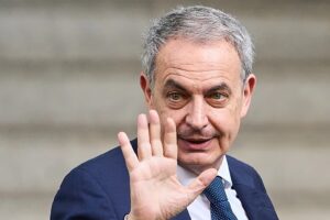 Der spanische Ex-Premierminister Zapatero verteidigt „Ehrlichkeit“ in der Anhörung wegen Bestechung, da der Richter entscheidet, dass bei ihm kein Fluchtrisiko besteht
