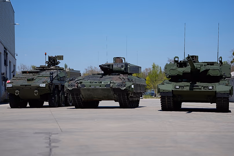 Ein gepanzerter Boxer-Personentransporter, ein Schützenpanzer Puma und ein Kampfpanzer Leopard werden am 22. April 2026 in München vom paneuropäischen Verteidigungsunternehmen KNDS ausgestellt