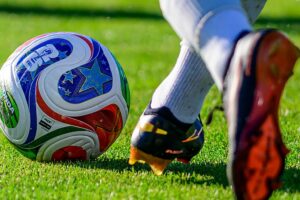 Die Austragungsstädte sind bereit für den Anpfiff der größten Weltmeisterschaft aller Zeiten, während die Fans Visaverbote und Ticketpreise beklagen