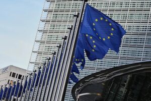 Die Staats- und Regierungschefs der EU begrüßen das Abkommen zwischen den USA und dem Iran zur Beendigung des Krieges, während Macron sagt, dass die Hilfsmission zur Wiedereröffnung von Hormuz „bereit“ sei.