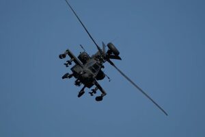 Die USA schlagen den Iran als „proportionale Reaktion“ auf den Absturz des amerikanischen Apache-Hubschraubers an