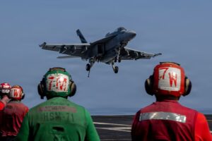 Die USA starten neue Angriffe auf „mehrere Ziele“ im Iran, nachdem Trump versprochen hat, „hart“ zuzuschlagen.