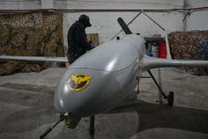 Die Ukraine startet einen groß angelegten Drohnenangriff, während Putin Schröder trifft