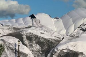 Die riesige „Höhlen“-Installation des französischen Künstlers JR in Paris scheint beschädigt zu sein. Starke Winde und starker Regen beschädigten die riesige „La Caverne“-Installation des Künstlers JR, die die Pariser Brücke Pont Neuf bedeckt, und zwangen die Organisatoren, die für den 6. Juni geplante öffentliche Eröffnung zu verschieben. 03.06.2026