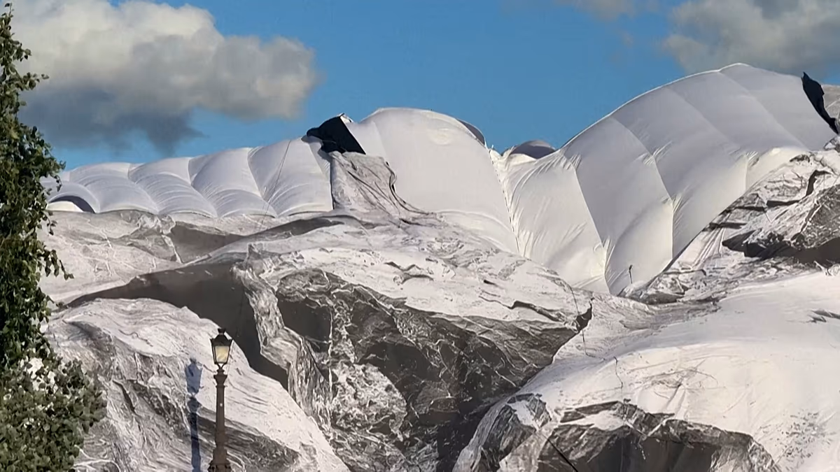 Die riesige „Höhlen“-Installation des französischen Künstlers JR in Paris scheint beschädigt zu sein. Starke Winde und starker Regen beschädigten die riesige „La Caverne“-Installation des Künstlers JR, die die Pariser Brücke Pont Neuf bedeckt, und zwangen die Organisatoren, die für den 6. Juni geplante öffentliche Eröffnung zu verschieben. 03.06.2026