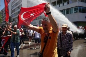 Die türkische Polizei setzt vor der Rede des gestürzten Oppositionsführers in Izmir Wasserwerfer ein