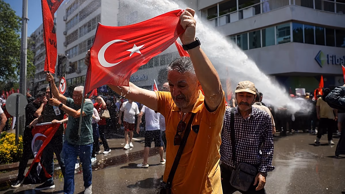 Die türkische Polizei setzt vor der Rede des gestürzten Oppositionsführers in Izmir Wasserwerfer ein