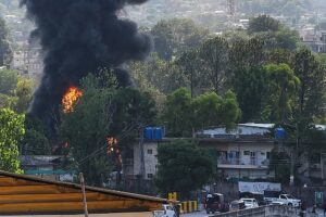 Ein Hubschrauber der pakistanischen Armee stürzt in Kaschmir nach einem technischen Defekt ab und tötet alle Insassen