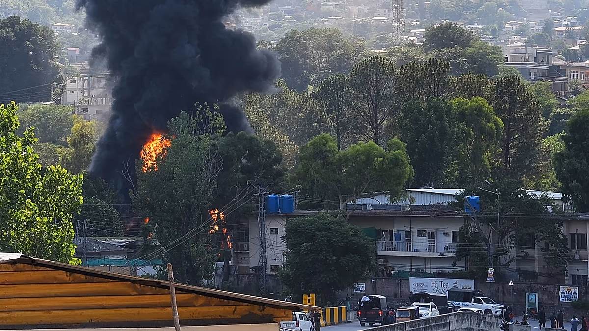 Ein Hubschrauber der pakistanischen Armee stürzt in Kaschmir nach einem technischen Defekt ab und tötet alle Insassen