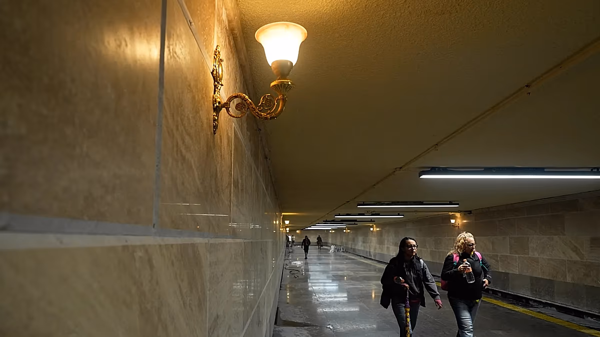 Eine U-Bahn-Station in Mexiko-Stadt wird wegen Kronleuchtern viral