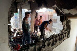 Einwohner von Gaza-Stadt begutachten die Zerstörung nach einem israelischen Luftangriff über Nacht
