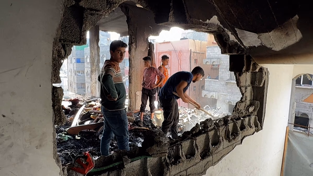 Einwohner von Gaza-Stadt begutachten die Zerstörung nach einem israelischen Luftangriff über Nacht