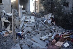 Familien aus Gaza durchsuchen Ruinen, nachdem israelische Angriffe Häuser getroffen haben