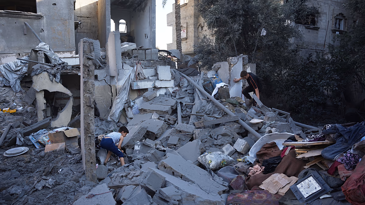 Familien aus Gaza durchsuchen Ruinen, nachdem israelische Angriffe Häuser getroffen haben