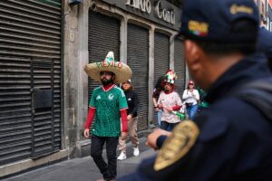 Fans strömen vor dem Anpfiff der Weltmeisterschaft zum Mexiko-Stadt-Stadion. Vor dem Eröffnungsspiel der Weltmeisterschaft 2026 versammelten sich Fans vor dem Mexiko-Stadt-Stadion und in öffentlichen Zuschauerbereichen. 06.11.2026