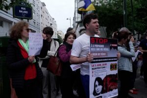 Frankreich: Demonstranten versammeln sich vor CNews TV wegen angeblicher Einflussnahme des Kremls In Frankreich kam es am 3. Juni zu einer erneuten Debatte über ausländischen Einfluss in den Medien, als sich Dutzende Demonstranten vor dem CNews-Hauptquartier in Paris versammelten, um Ksenia Fedorova, die frühere Chefin von RT France, anzuprangern. 04.06.2026