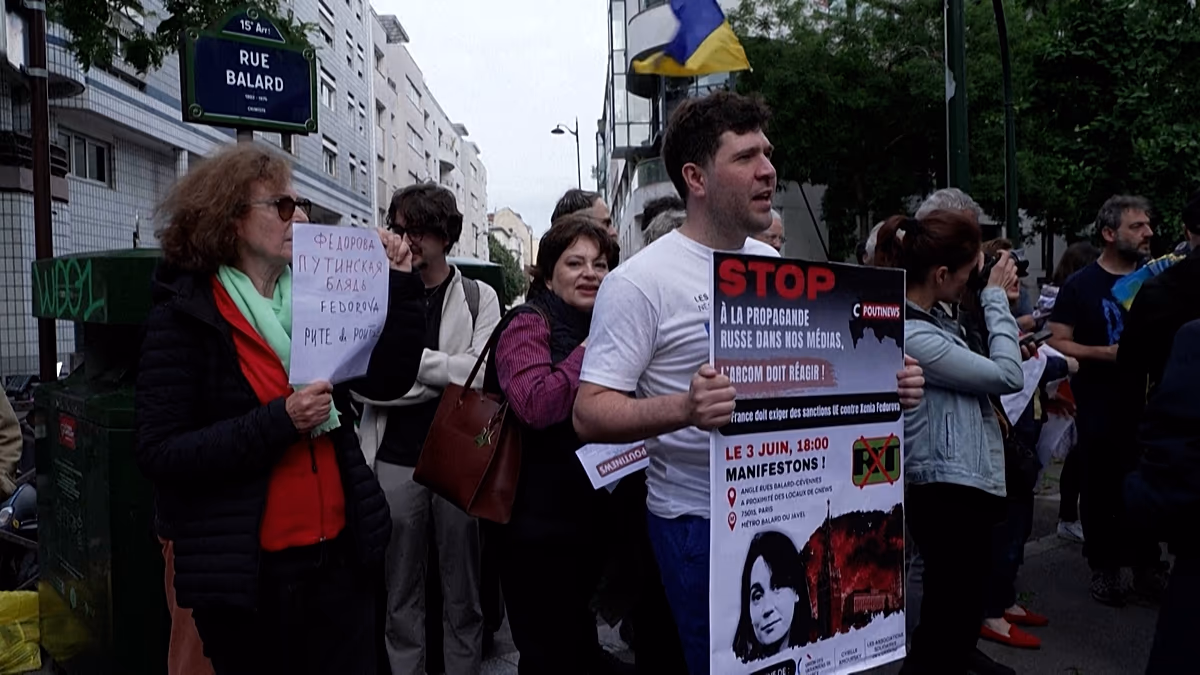 Frankreich: Demonstranten versammeln sich vor CNews TV wegen angeblicher Einflussnahme des Kremls In Frankreich kam es am 3. Juni zu einer erneuten Debatte über ausländischen Einfluss in den Medien, als sich Dutzende Demonstranten vor dem CNews-Hauptquartier in Paris versammelten, um Ksenia Fedorova, die frühere Chefin von RT France, anzuprangern. 04.06.2026