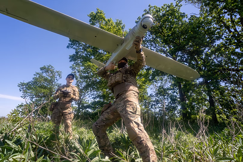 DATEI – Ukrainische Soldaten der Brigade Khartia starten am Mittwoch, 20. Mai 2026, eine Drohne auf russische Stellungen an der Frontlinie in der Region Charkiw, Ukraine.
